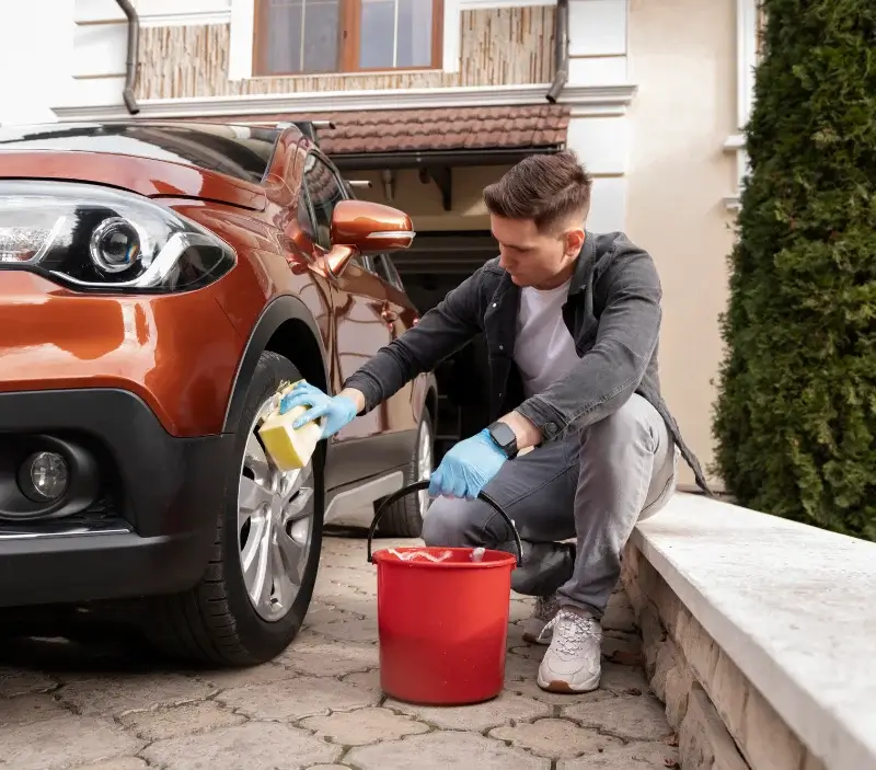 Lavage auto à domicile Saint-Marcel-lès-Annonay : professionnel intervenant sur un véhicule